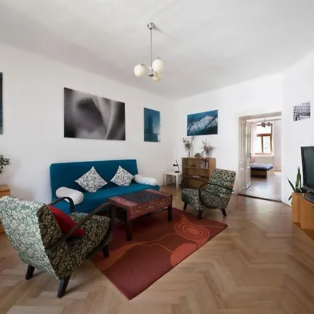 Stylish 90m2 2-bedroom In Centre With Balcony & Workspace ברנו