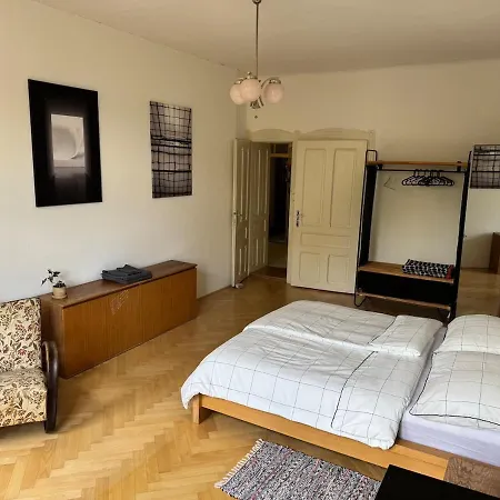 Stylish 90m2 2-bedroom In Centre With Balcony & Workspace * ברנו