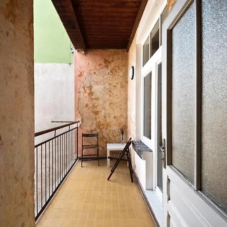 Stylish 90m2 2-bedroom In Centre With Balcony & Workspace * ברנו