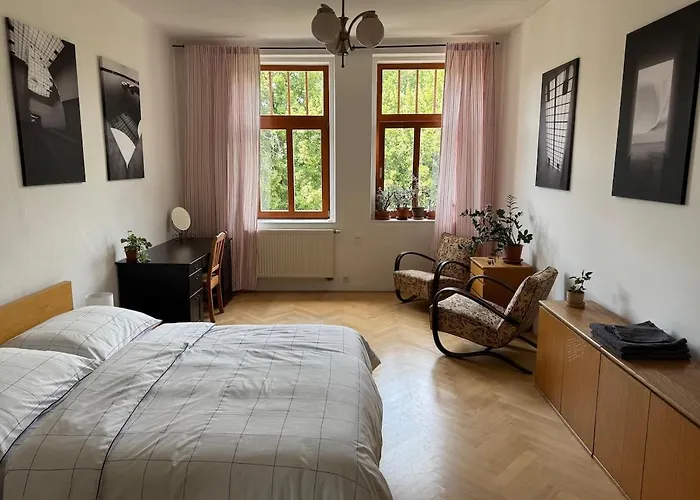 Stylish 90m2 2-bedroom In Centre With Balcony & Workspace Apartmán