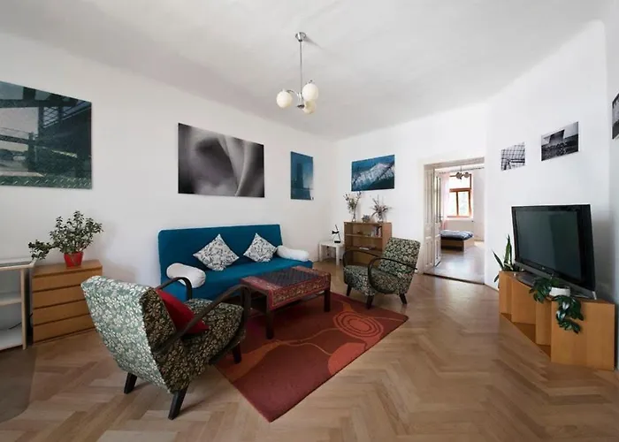 Stylish 90m2 2-bedroom In Centre With Balcony & Workspace Brno