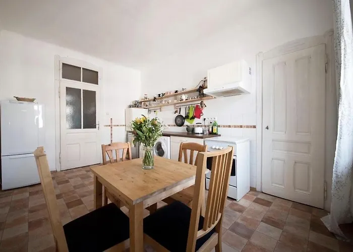 Stylish 90m2 2-bedroom In Centre With Balcony & Workspace Apartmán