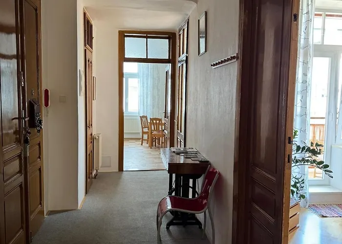 Apartmán Stylish 90m2 2-bedroom In Centre With Balcony & Workspace *