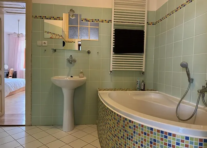 Stylish 90m2 2-bedroom In Centre With Balcony & Workspace Apartmán